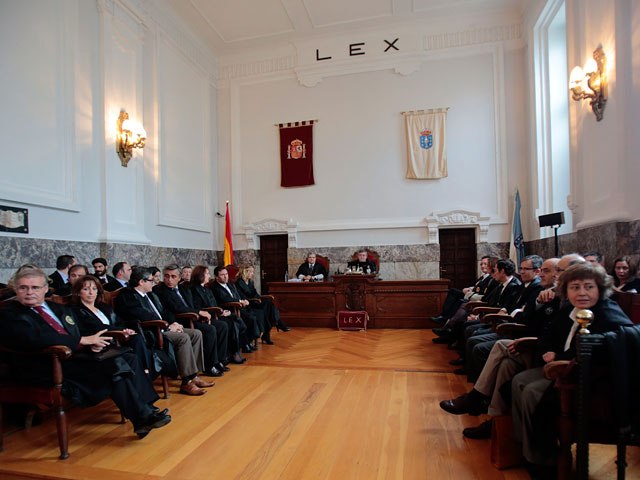 Испанский суд оправдал правительство страны и экипаж нефтяного танкера Prestige, затонувшего в 2002 году