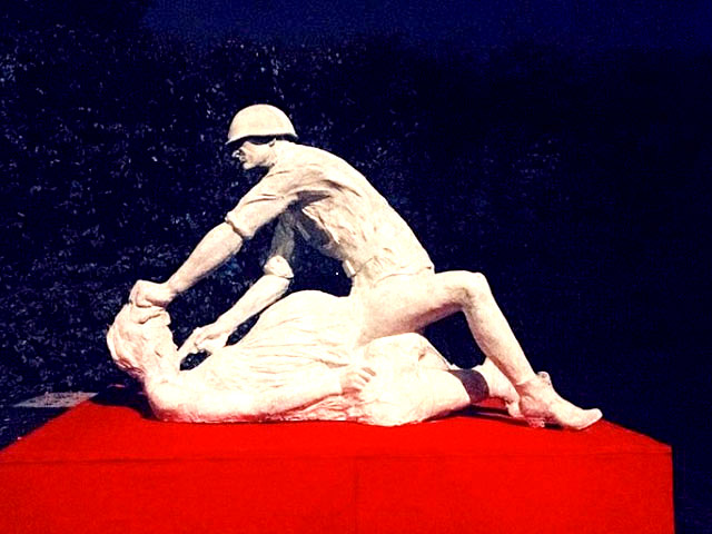 В Гданьске предъявлено обвинение автору скандальной скульптуры, изображающей акт изнасилования советским солдатом беременной польской женщины