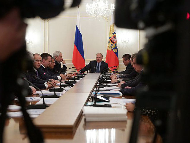 Президент Владимир Путин уверяет, что борьба российских властей с коррупцией продолжится, несмотря ни на что