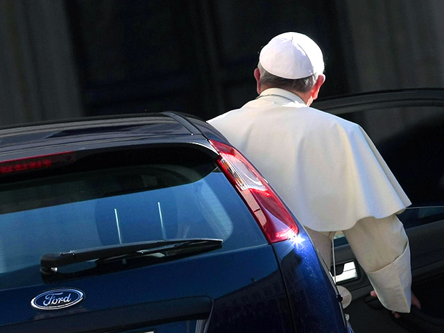 В ходе своего первого визита к президенту Италии Джорджо Наполитано Папа Римский Франциск отказался от президентской охраны и приехал в Квиринальский дворец Рима на личном автомобиле Ford Focus