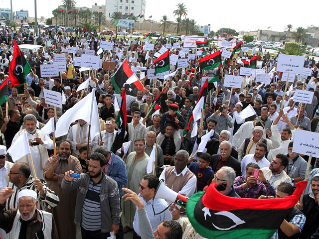 Тысячи людей собрались 15 ноября возле штаб-квартиры ополченцев с требованием прекратить совершаемые ими бесчинства и покинуть занимаемые ими здания в ливийской столице