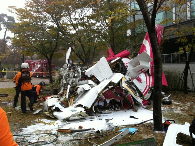 В Сеуле вертолет врезался в небоскреб: двое погибших