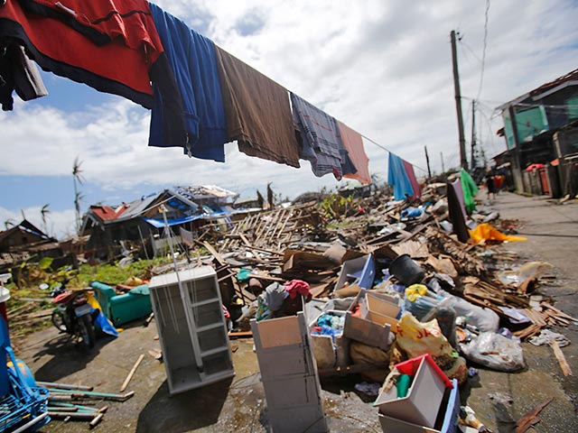 Порядка 1,6 миллиона человек на Филиппинах вынуждены жить под открытым небом после разрушительного тайфуна "Хайян", так как лагеря для беженцев переполнены