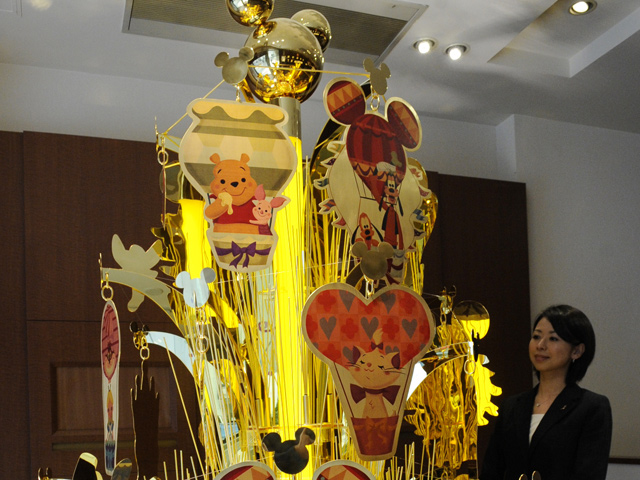 В Токио ювелирная компания Tanaka Kikinzoku выставила на продажу рождественскую елку, выполненную из чистого золота, стоимостью в 500 млн иен (около 5 млн долларов)