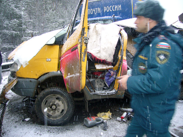 В понедельник утром в Свердловской области "Газель", перевозившая призывников, столкнулась с грузовиком "Почты России"