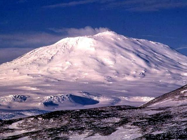 Вулканы Антарктиды усугубят последствия глобального потепления, пугают американские ученые (на фото вулкан Эребус)
