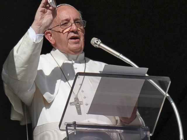 Папа Франциск не побоялся обнять изуродованного язвами больного 