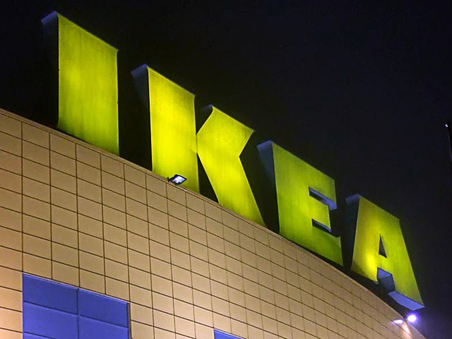 Генеральный директор французского филиала шведской мебельной корпорации IKEA Стефан Вановербеке и финансовый директор Дариуш Ришерт были задержаны местными правоохранителями по подозрению в незаконном прослушивании телефонов