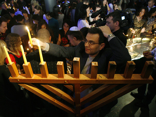 Иудейский восьмисвечник - менора, в этом году вновь будет установлен на площади Революции в Москве по случаю Хануки - Праздника Освящения, или Праздника огней