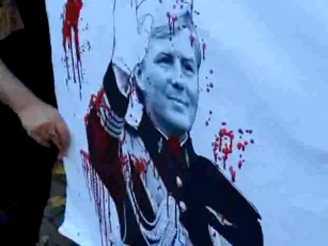 Члены "Другой России" атаковали в Лондоне голландское посольство и вымазали "кровью" портрет короля Нидерландов