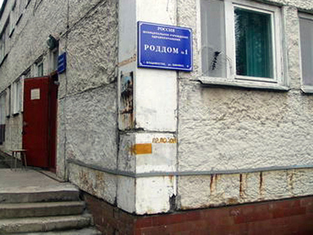 Главврача роддома во Владивостоке пожурили за роды гражданки Узбекистана на улице