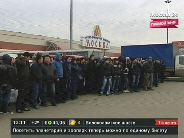 Полиция "зачистила" ТЦ "Москва": более 1000 задержанных, нелегалы прятались в багажниках и удирали через забор