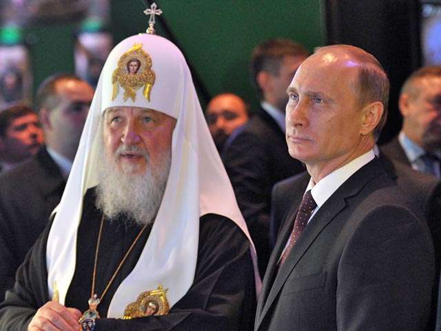 Президент России Владимир Путин прибыл в среду в московский храм Христа Спасителя, чтобы лично поздравить патриарха Кирилла с 67-летием