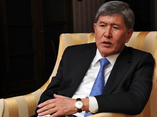 Президент Киргизии Алмазбек Атамбаев вслед за Владимиром Путиным получил почетный девятый дан по тхэквондо во время визита в Южную Корею