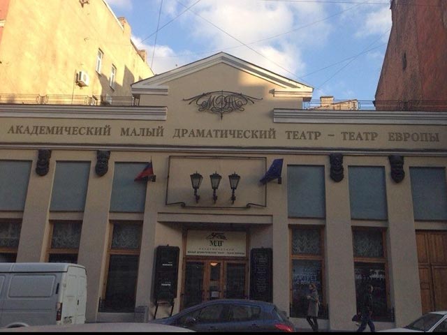 На стенах МДТ в Петербурге написали ругательства в адрес худрука Льва Додина