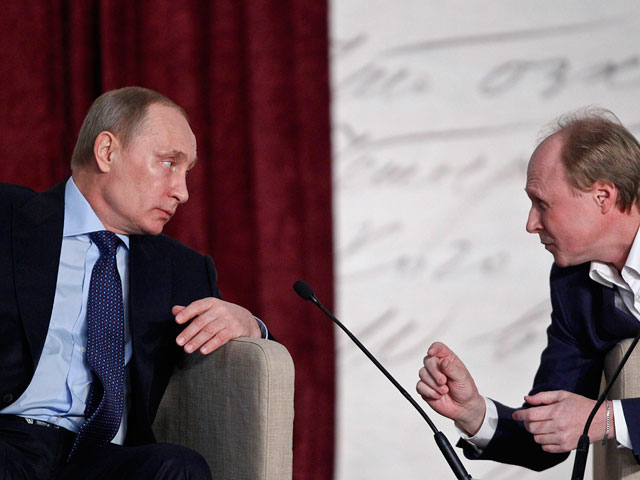 Путин рассказал литераторам, почему в России мало читают и обещал не допустить гонений за политические взгляды