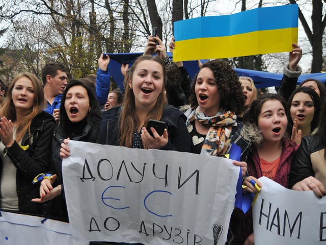 В городах Украины продолжаются акции в поддержку евроинтеграции государства и против решения Кабмина приостановить подготовку к заключению соглашения об ассоциации с Евросоюзом