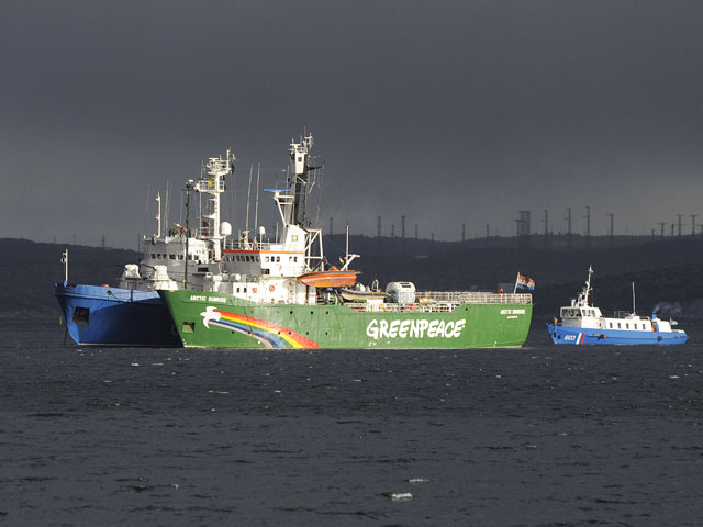 Россия "не будет реагировать" на решение трибунала по судну Greenpeacе, объявил Кремль