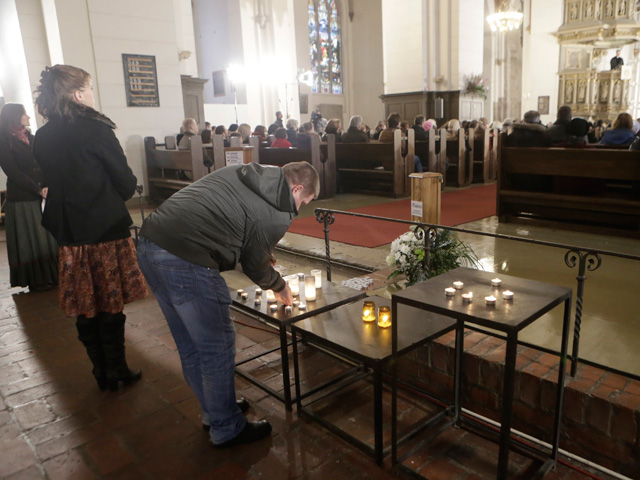 Многотысячные молебны по жертвам трагедии в рижском торговом центре проходят в Латвии