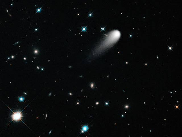 Землянам вскоре предстоит наблюдать редкое зрелище: с 3 декабря, особенно в предрассветные часы, в северном полушарии можно будет видеть исполинский светящийся хвост кометы Исон