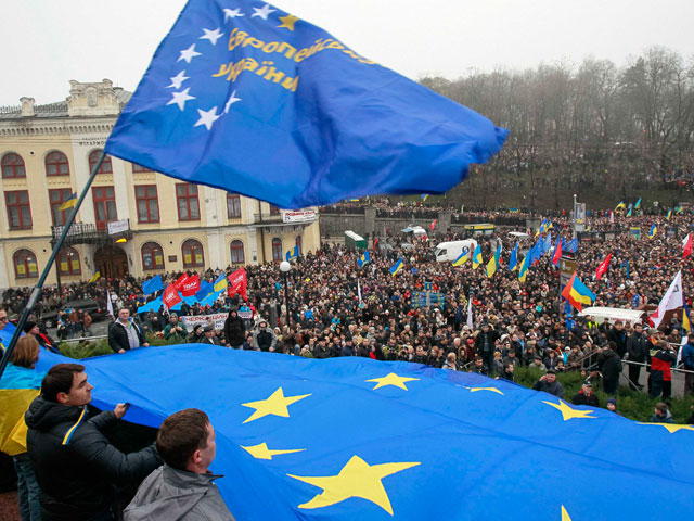 Акция сторонников евроинтеграции в столице Украины Киеве собрала в центре города около 100 тысяч человек