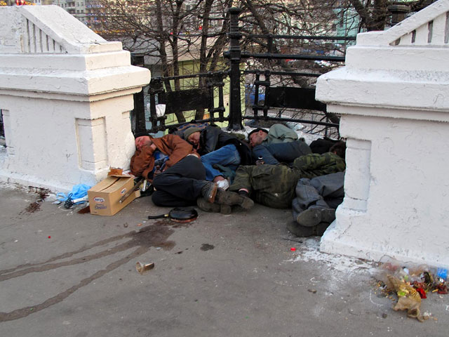 Московских бомжей поделят на "бездомных поневоле" и "хронических бродяг": одним помогут, других отправят в "резервации