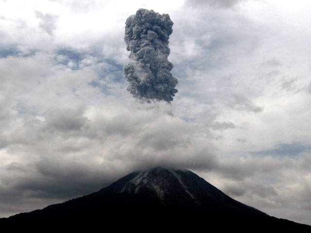 В Индонезии вновь началось извержение крупного вулкана Синабунг, расположенного в провинции Северная Суматра. За минувшее воскресенье около 12 тысяч жителей деревень на склоне горы покинули свои дома