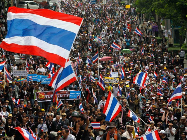 В Бангкоке проходят массовые антиправительственные протесты: демонстранты ворвались в здание Минфина