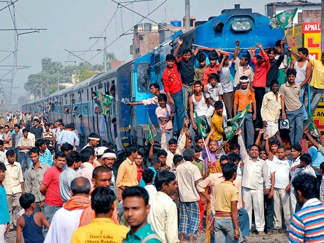 В индийском поезде пассажиры четыре часа сексуально издевались над 93 школьницами