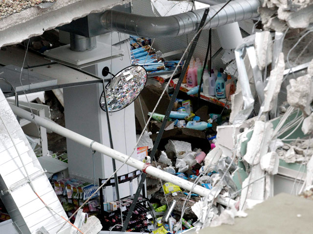 Спасательные работы на месте обрушения торгового центра Maxima в Риге практически завершены, тел погибших больше не найдено