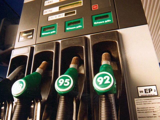 Президент Союза нефтепромышленников России Геннадий Шмаль предположил, что цены на бензин в РФ вырастут за 2014 год примерно на 10%