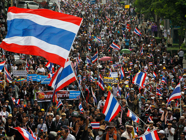 В результате многотысячных антиправительственных демонстраций в Таиланде ввели чрезвычайное положение