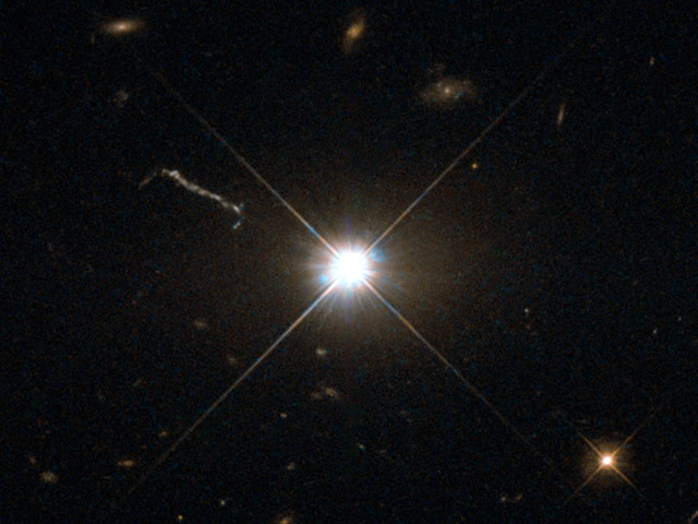 Телескоп Hubble сделал фотографию одного из ближайших к Земле квазаров - мощного активного ядра эллиптической галактики в созвездии Девы. Квазар под названием 3C 273 был открыт первым из всех квазаров в начале 1960-х годов
