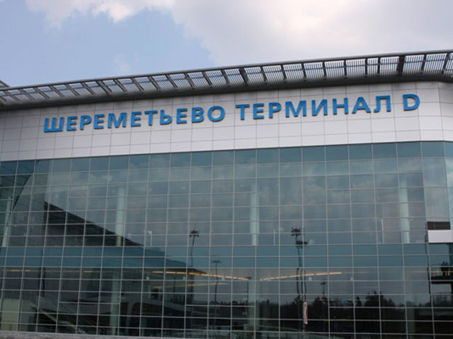 В аэропорту "Шереметьево" люди с автоматами похитили 2,7 млн рублей у пассажира, прилетевшего из Турции