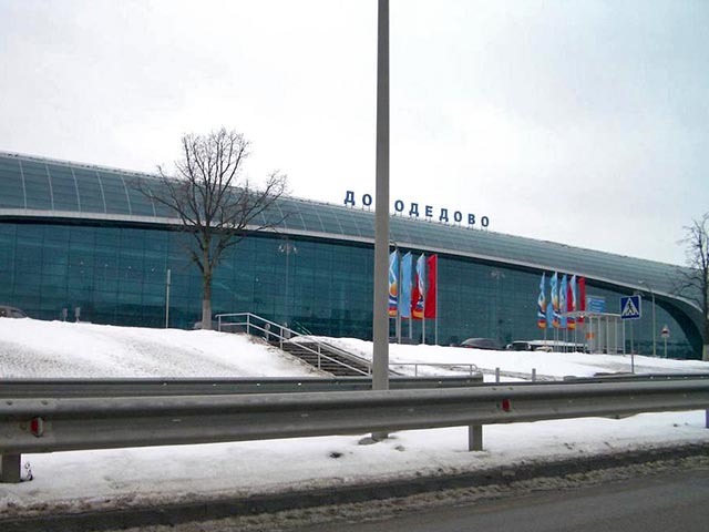Пассажирский самолет Airbus А-320, прибывший из Екатеринбурга в московский аэропорт "Домодедово", выкатился одной из стоек шасси за пределы взлетно-посадочной полосы, пассажиры эвакуированы
