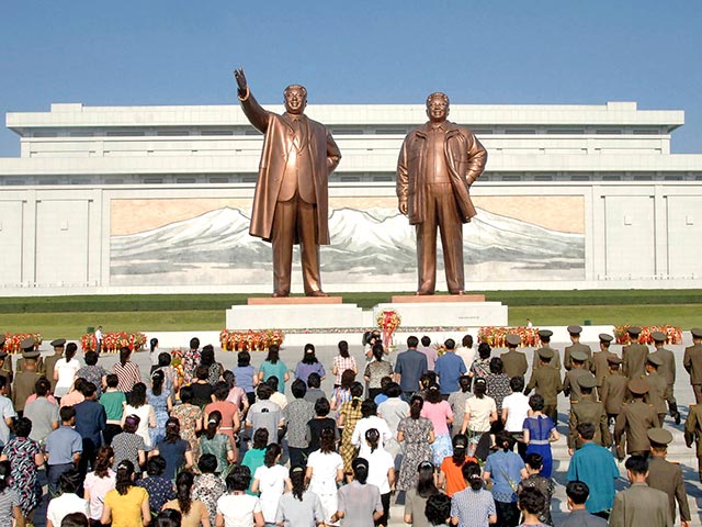 Власти КНДР потратили более 500 миллионов долларов на укрепление культа северокорейских вождей за последние два года, сообщает южнокорейская газета The Dong-A Ilbo
