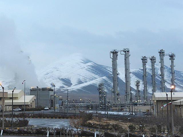 Иран пригласил инспекторов Международного агентства по атомной энергии (МАГАТЭ) посетить исследовательский центр в городе Арак, где производится тяжелая вода для ядерных реакторов