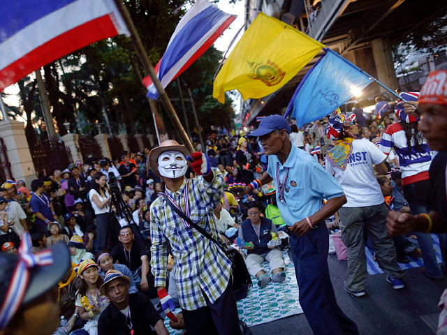 Демонстрации в столице Таиланда Бангкоке продолжаются, однако сохранять мирный характер митингов оппозиционерам становится все сложнее