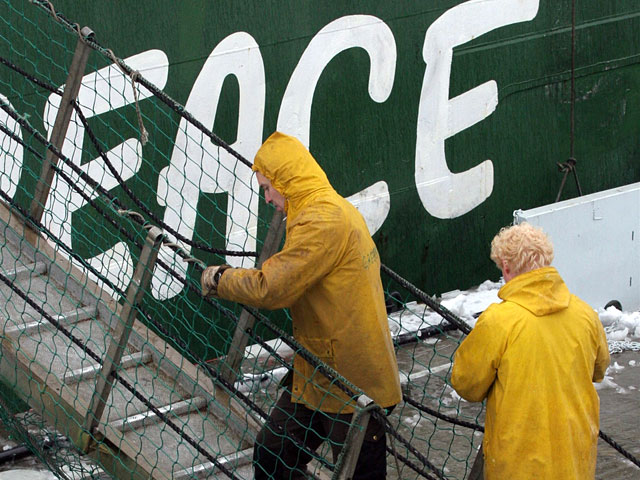 Члены экипажа судна Arctic Sunrise, задержанного в Печорском море 19 сентября, отказываются признавать свою вину как по уголовным, так и по административным делам, заявил юрист Greenpeace Антон Бенеславский