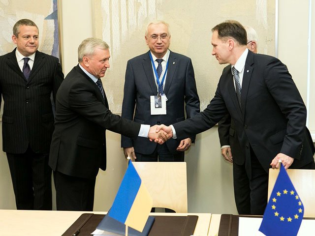 На саммите "Восточного партнерства" в Вильнюсе все-таки было подписано Соглашение об ассоциации Украины и Евросоюза, однако сделали это не официальные государственные лица, а представители общественных организаций