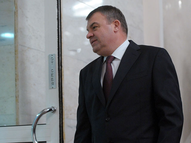 Анатолий Сердюков, в отношении которого возбудили уголовное дело о халатности, останется главой Федерального исследовательского испытательного центра машиностроения (ФИИЦМ), так как юридических оснований для его увольнения нет
