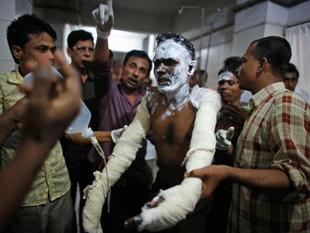 Не менее 18 человек были госпитализированы с ожогами разной степени тяжести, после того как в столице Бангладеша неизвестный бросил в проезжавший автобус бутылку зажигательной смеси
