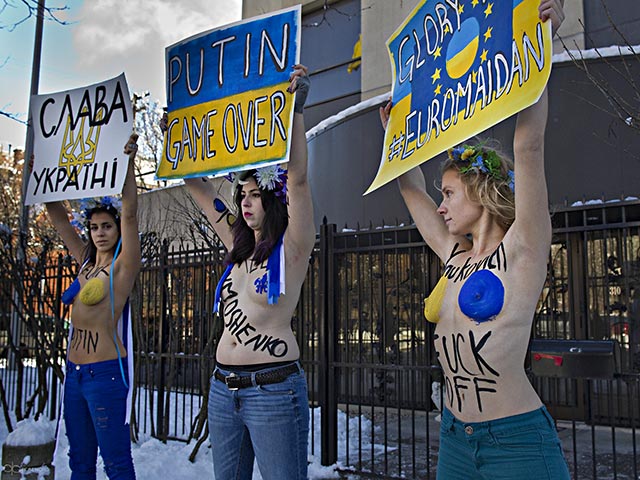 Активистки движения FEMEN в среду провели акцию в поддержку киевского "евромайдана" у посольства Украины в Квебеке. Три девушки с плакатами "Слава Украине", "Putin game over", "Glory Euromaidan" и раскрашенными в национальные цвета Украины грудями требова