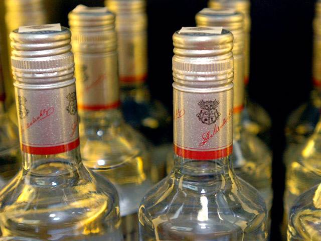 А с 1 августа 2014 года минимальная розничная цена за пол-литровую бутылку водки увеличится до 220 рублей, отпускная цена производителя должна быть не ниже 171 рубля, у оптовых поставщиков не ниже 179 рублей
