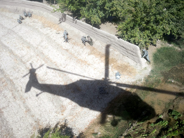 В Афганистане подвергся обстрелу российский вертолет, работавший по контракту с ООН перевозивший некий груз из столицы Кабула в город Гардез в провинции Пактия на востоке страны