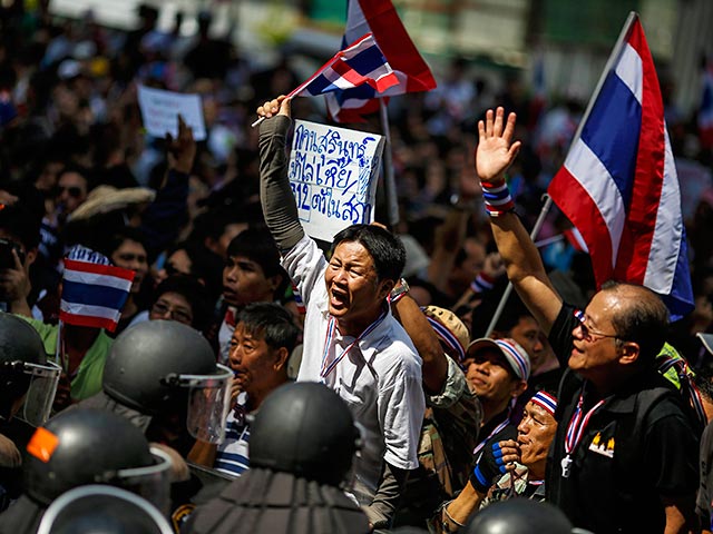 В Бангкоке продолжаются антиправительственные демонстрации: толпа из тысячи митингующих прорвалась на территорию штаб-квартиры армии Таиланда