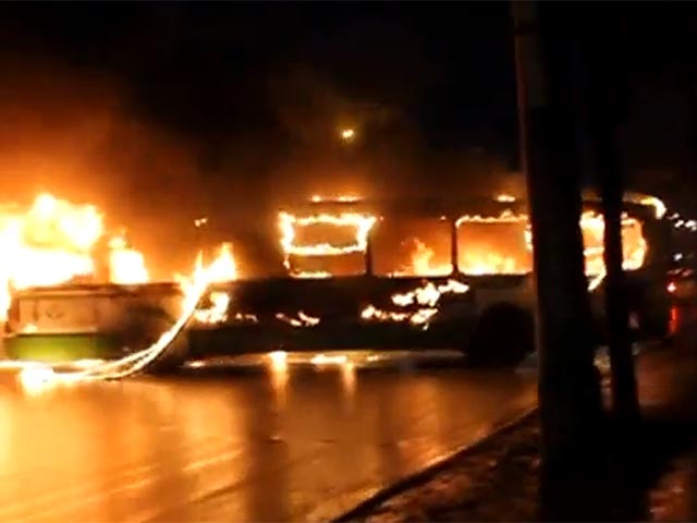 В центре Омска у здания мэрии сгорел пассажирский автобус. ЧП произошло накануне вечером: объятая пламенем машина покатилась наперерез движению под гору прямо на пешеходов и замерла, врезавшись в ограду сквера
