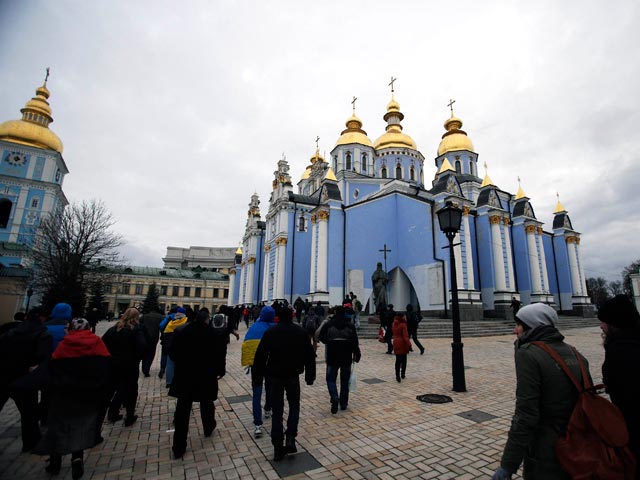 Около 200 сторонников евроинтеграции Украины, которых разогнали на площади Независимости, забаррикадировались на территории Михайловского собора