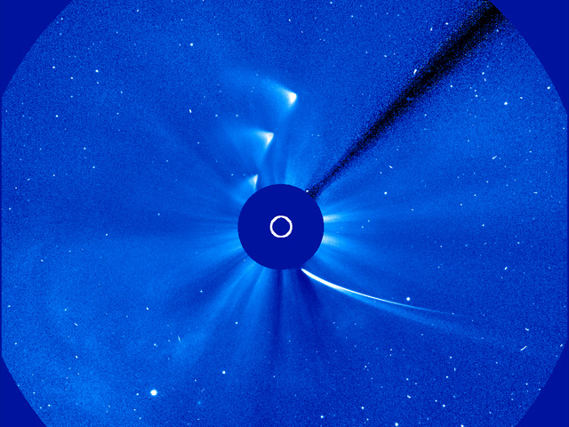 "Комета века" ISON, разочаровавшая наблюдателей при прохождении через Солнечную систему, возможно, пережила встречу с Солнцем и продолжила свой путь