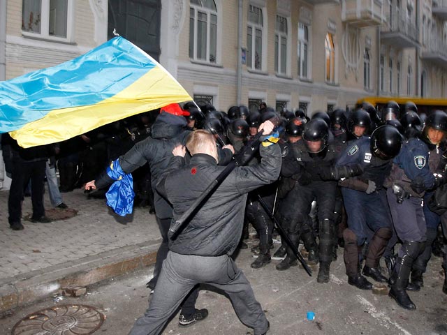 Власти Украины, охваченной массовыми протестами, продолжают отрицать возможность введения в стране чрезвычайного положения. Такой вопрос пока не поднимался, сообщил в понедельник пресс-секретарь Виталий Лукьяненко